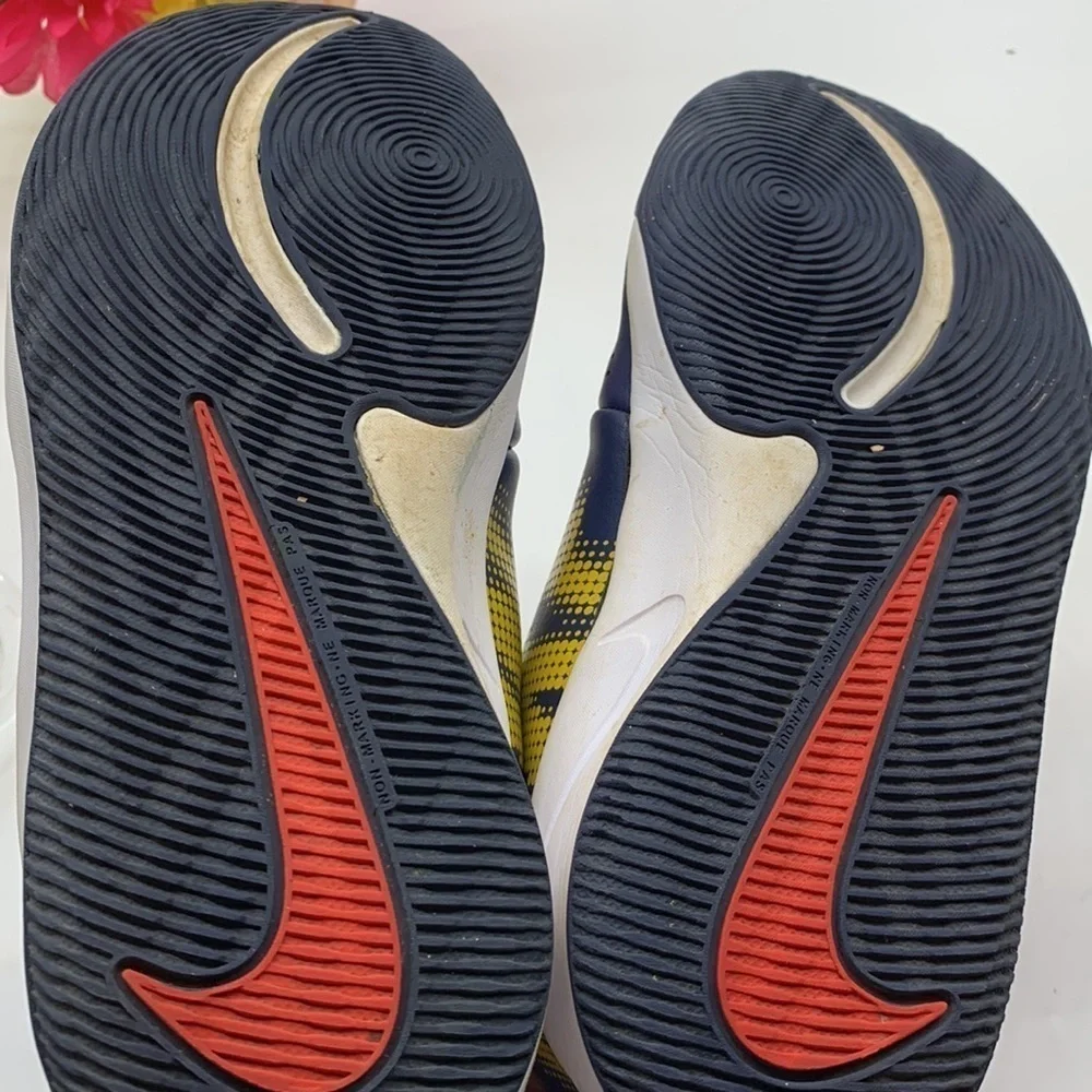 Nike Team Hustle Wuick Red Yellow Blue Sneaker Sz 7. NK0237